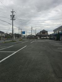 広々とした駐車スペース　送迎も安心<br />
店舗前はご遠慮ください