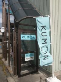 こちらの階段からお入りください