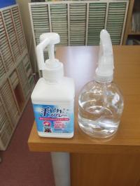 教室では手指や机の消毒を行っています。