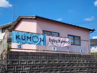 ピンクの建物が目印です。駐車場があるのでお車で来ていただけます。