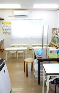 反対側は幼児席です。中央の空気清浄機が、教室を清潔に保ちます。