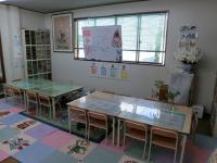 幼児さんと小学生以上の生徒さんは別室にて学習。<br />
自学自習に導きます。