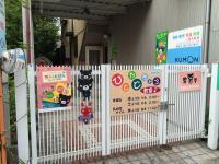 入口はこちらです。2階におあがりください。