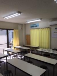 教室内は常時換気、空気清浄機を設置し、席間隔をあけて静かに学習しています。