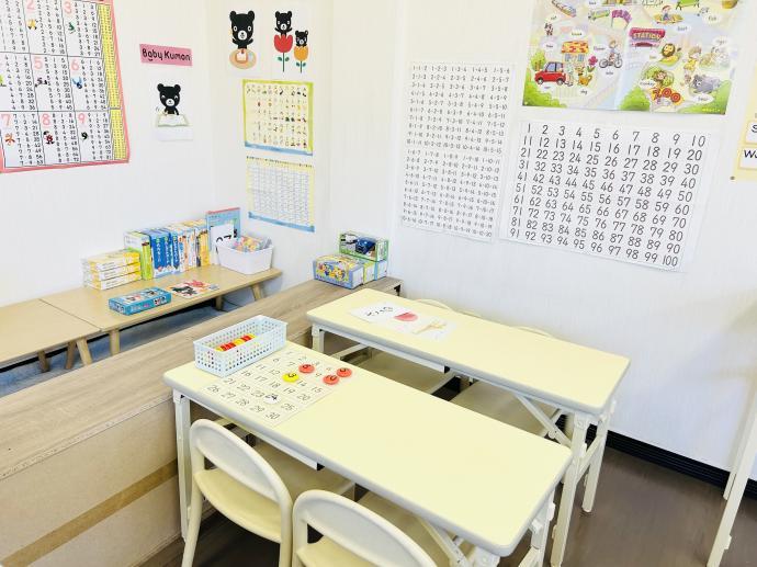 幼児用の机とイスで小さなお子さまも安心して学習できます。