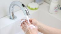 感染症対策としてトイレなどの洗面台は自動水栓です。蛇口を触らず手洗いができます。