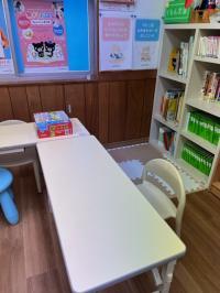 幼児さん用のかわいい椅子や机があります。