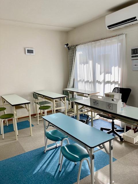 明るく清潔な教室で、<br />
学習に集中できる環境が整っています。