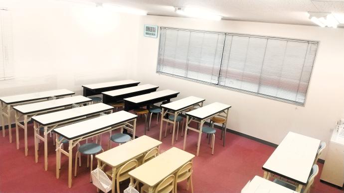 ビル2階教室は、静かに集中できる環境です。<br />
元城教室㈫㈮オンライン学習も可能。