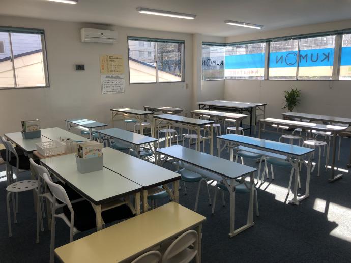教室は、明るく広い空間で、落ち着いて学習することができます。