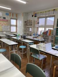 教室内観です。アクリル板のパーティションで感染症対策をしてます。