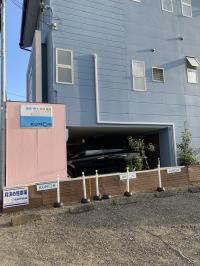 駐車場はこちら。建物横に３台分ございます。