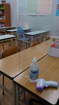 教室入室時に検温、アルコール消毒を徹底。<br />
<br />
対面机にはアクリル板を設置。