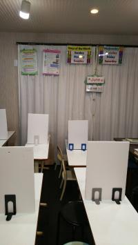 感染症対策で、机に衝立設置、換気、消毒、手洗い等々気を付けています。