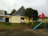 愛生保育園のホールが教室となります