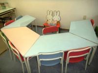 小さなお子さまも安心して座れるイスと机もご用意しています。