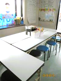 幼児さんや初めての課題を学習する生徒さんは、スタッフの先生の横に座り学習します。