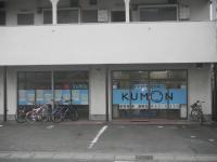 教室の前に、送迎用の一時駐車場があります。