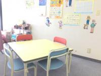 小さなお子さまも安心して座れるイスと机もご用意しています。