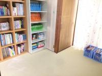 待合スペースです。貸出可能な本を数多く揃えています。