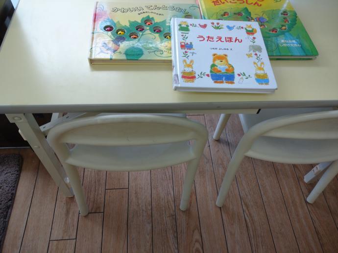 幼児さんの机とイスも完備。絵本も充実しています。