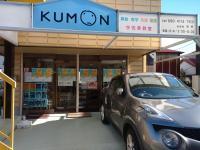 三島信用金庫を左手に右へ入ったところに教室があります。