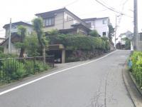 魚屋さんの向かいの道を登り、一本目を左に下りてください。