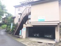 教室外観です。左奥の石の階段を登ってお入りください。