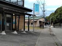 東名裾野バス停(上り線)入口の向かい側に当教室があります。