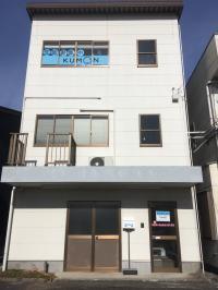 当教室は3階になります。目の前の駐車場をぜひご利用ください。