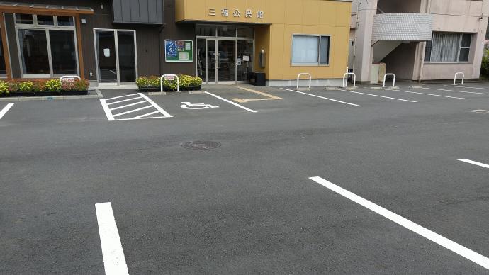 送迎は公民館の駐車場を使用できます。