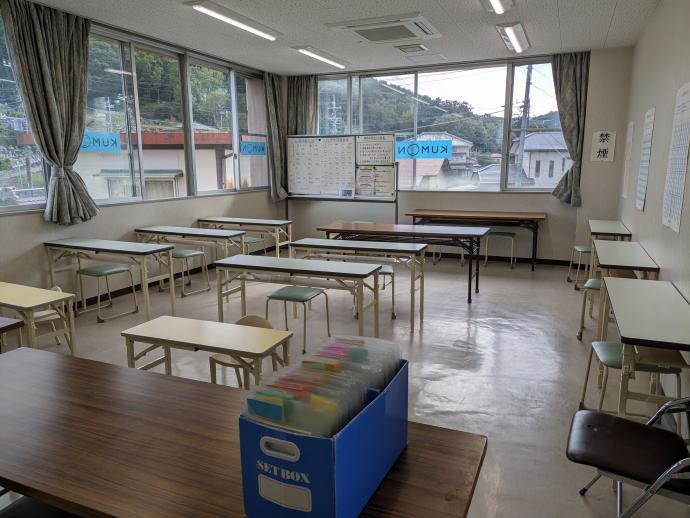 教室は窓が大きく風通しもよく、とても明るいです。集中して学習しやすい環境です。