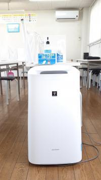 環境整備！手指用アルコール消毒、机椅子用非電解次亜塩素水、空気清浄機稼働中です。