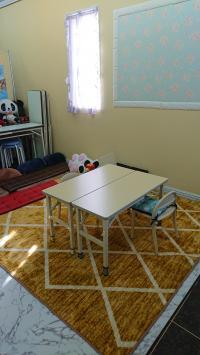 教室は2階です。靴のまま階段でお上がりください。