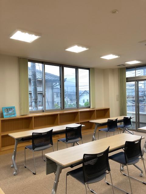 大きい窓から明るい光が差し込み、風通しの良い整然とした教室です。