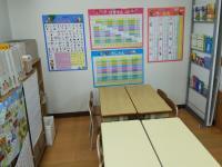 小さなお子さまは先生の近くで安心。専用の机で学習します。
