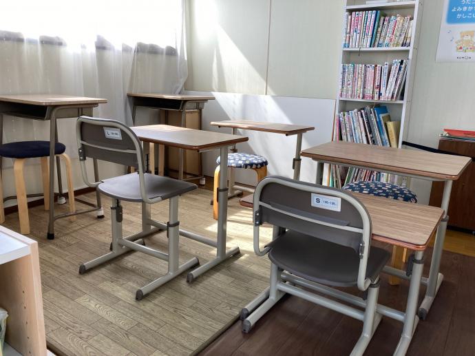 生徒さんの体格に合わせて、机と椅子を用意しています。