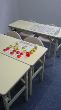幼児用の机と椅子を用意しています。
