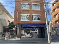 ローソン奥沢5丁目店の向かいのビルです。ピザ屋の左手の通路から入ります。