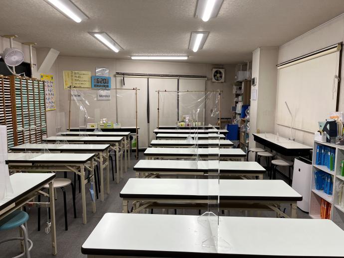 明るく広々とした教室です。幅広い年代の生徒さんが学習しています。