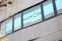 入口はコンビニの裏手になります。