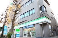 教室は津国屋ビル（ファミリーマート）の2階にございます。