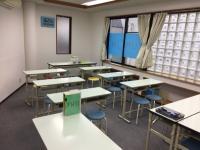 窓も大きく明るい環境です。靴のまま入ります