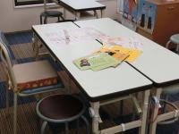 靴を脱いで、椅子に座ってお話します