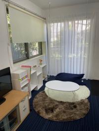 緑の多い、お庭に面したお部屋です。ここでBaby　Kumonタイムを実施します。