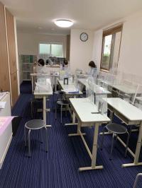 明るい教室です。Baby Kumonタイムの際にはさらにスペースを広く取ります