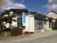 市役所近く、旧NTTの東側。教室前に駐車できます。