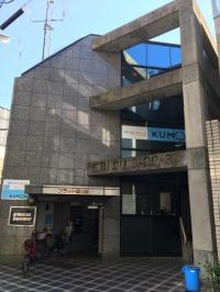 こちらのビルの2階です。階段でおあがりください。