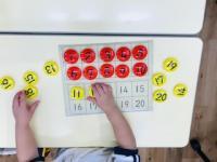 公文の磁石<br />
数字盤は<br />
指先の訓練と共に<br />
算数の学習を<br />
しています