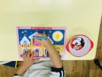 線の練習は<br />
字を書くための<br />
第一歩<br />
正しいエンピツの<br />
持ち方も大切です。